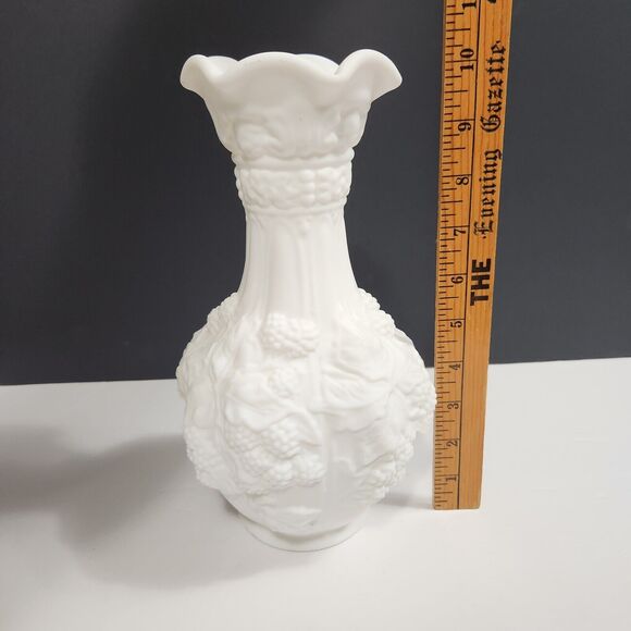 Vtg Orginal Doeskin Finish Loganberry Pattern Milk Glass Vase 10 in. - Picture 11 of 11